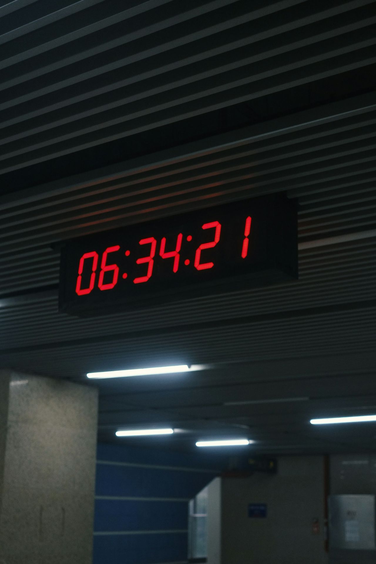 The clock shows the time: 06:34:21.